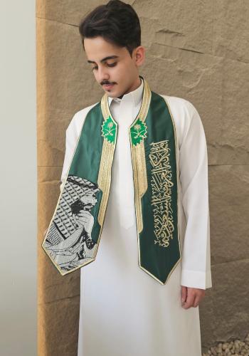 وشاح اليوم الوطني ولى العهد مع نقش سيفين ونخلة