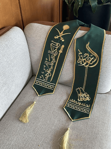 وشاح اليوم الوطني نحلم ونحقق للكبار