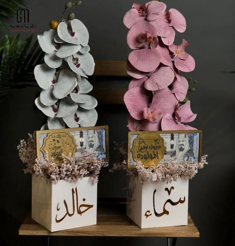 فازة ورد أكريلك بالإسم