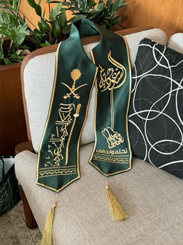 وشاح اليوم الوطني نحلم ونحقق للكبار