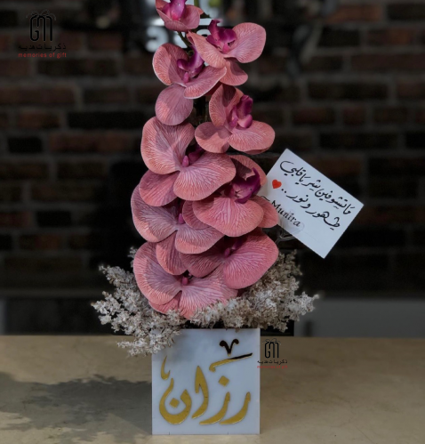 فازة ورد أكريلك بالإسم