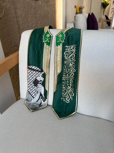 وشاح اليوم الوطني أطفال ولى العهد مع نقش سيفين ونخ...