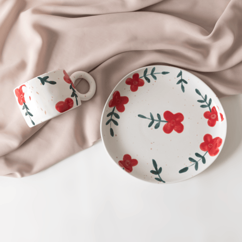 كوب فاخر مع صحن برسومات مُزهرة