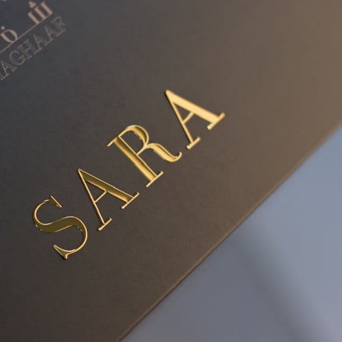 صندوق هدية بنت برسومات ورد جميلة