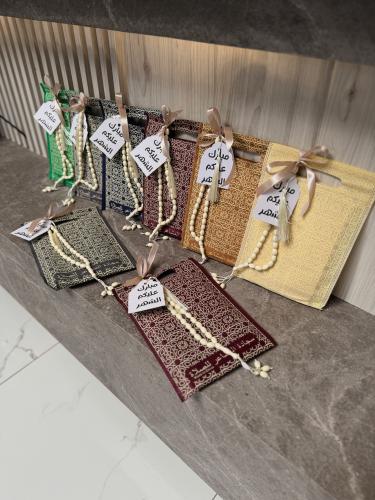 سجاد داخل حقيبه وسبحه