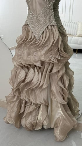 فستان لؤلؤي بقصات فرنسيه