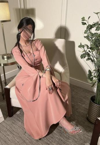 فستان فرنسي وردي مزين بالفصوص