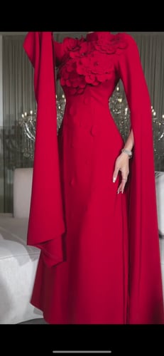 فستان احمر فرنسي مزين بورود الجوري