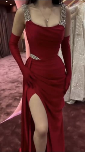 فستان فرنسي أحمر بأكمام قفازات ملكيه وتطريز