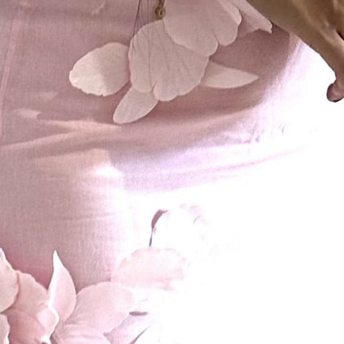 تيور اوربي وردي مكون من بلوزه وتنوره مزين ع الاطرا...