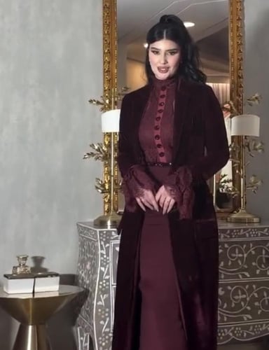 فستان عودي خمري مزين بالدانتيل الفرنسي