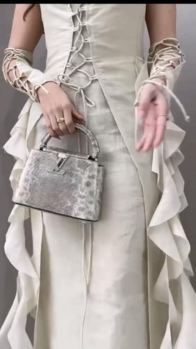 فستان سكري برباطات وأكمام