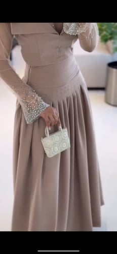 فستان مزين بالكريستالات والفصوص مع البليسيه