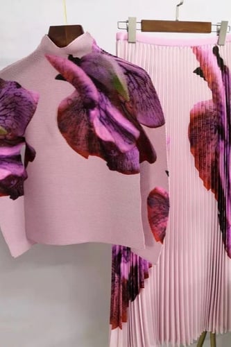 تيور صيفي مكون من بلوزه وتنوره بتشجيرات وائعه