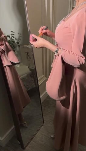 فستان فرنسي وردي مزين بالفصوص