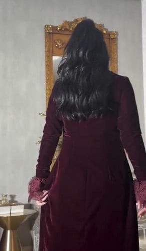 فستان عودي خمري مزين بالدانتيل الفرنسي