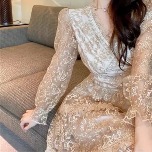 فستان مكون من الدانتيل الرائع بتطريز الكريستالات ت...