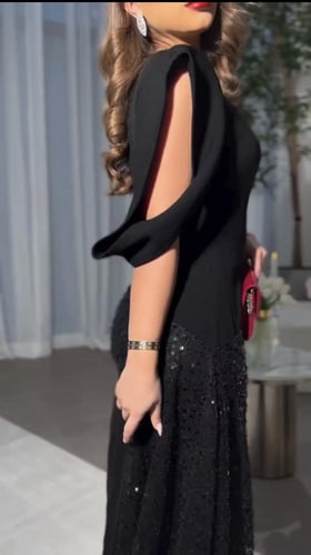 فستان سهره اسود مزين بالترتر والقصات الرائعه