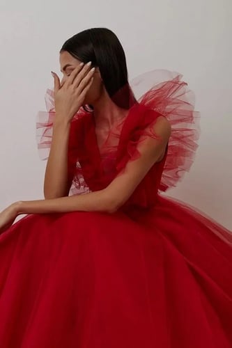 فستان اوربي احمر مكون من الشيفونات الرائعه والنفشه...