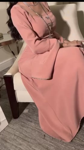 فستان فرنسي وردي مزين بالفصوص