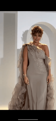 فستان ملكي مزين بالكيب ا