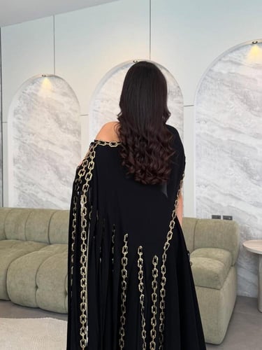 فستان اسود انيق مزين بالهدب
