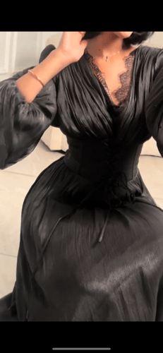 فستان أسود حرير برسمه الكروسيه ع الخصر مع الرباطات...