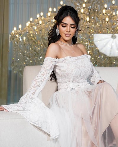 فستان مكون من الدانتيل الفرنسي