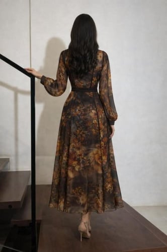 فستان فرنسي بني بقصات انسيابيه