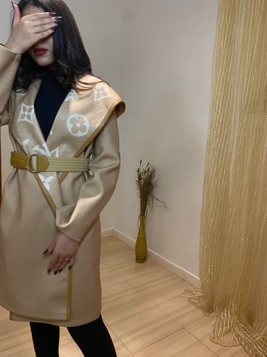 جاكيت Lv ابيض وبيج +حزام