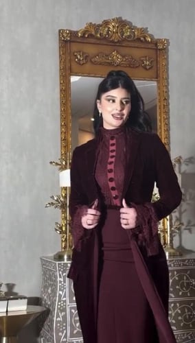 فستان عودي خمري مزين بالدانتيل الفرنسي