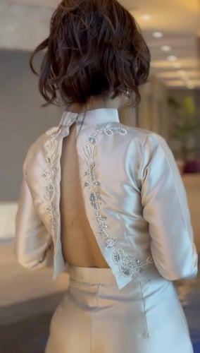 بدله مكونه من بلوزه وبنطلون واسع مطرزه بالؤلؤ