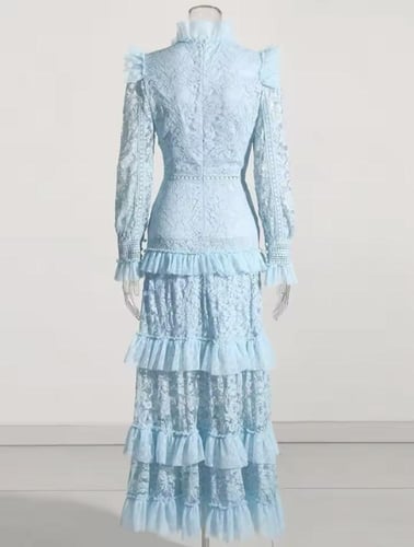 فستان دانتيل ازرق مزين بالطبق الرائعه