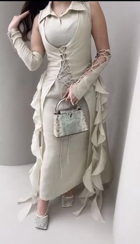 فستان سكري برباطات وأكمام