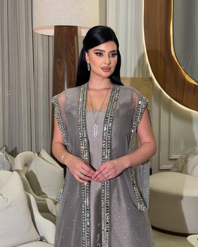جلابيه انيقه باللون الرمادي والتطريز اليدوي
