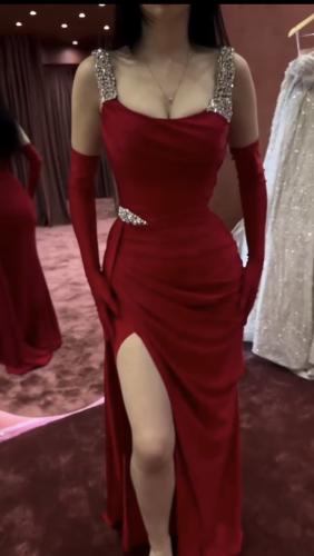 فستان فرنسي أحمر بأكمام قفازات ملكيه وتطريز