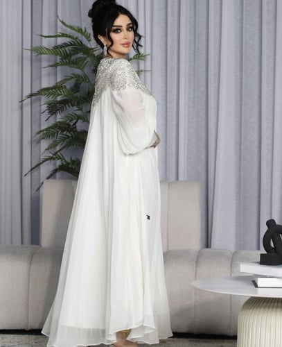 فستان ابيض ملكي