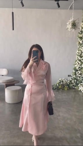 فستان فرنسي بلون الplush الوردي