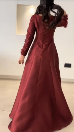 فستان فرنسي احمر مزين بوردات الجوري الأنيقه