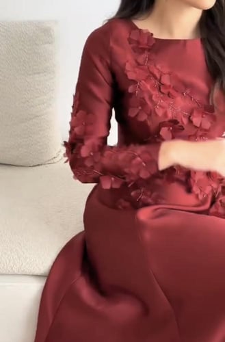 فستان فرنسي احمر مزين بوردات الجوري الأنيقه