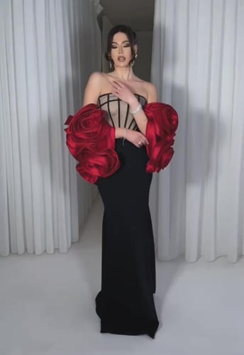 فستان اسود فرنسي مزين بورود الجوري الحمراء ع الكتف...