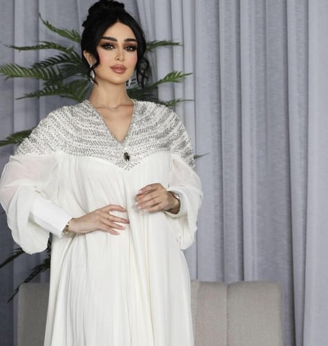 فستان ابيض ملكي