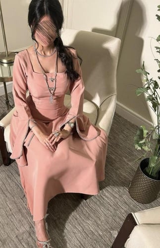 فستان فرنسي وردي مزين بالفصوص