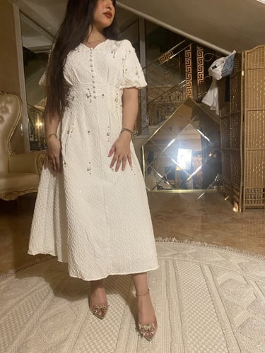 فستان اوربي ابيض بكريستالات أنيقه