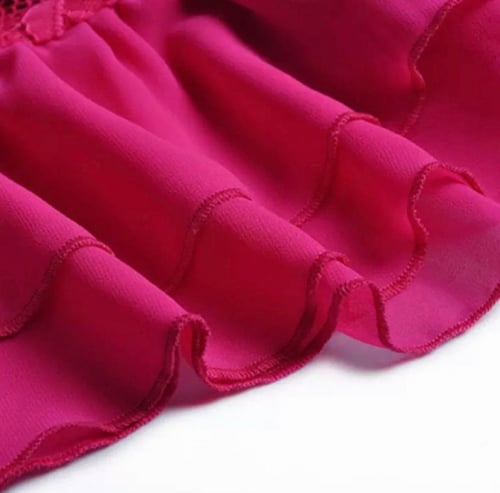 فستان فرنسي مكون من الدانتيل والتمويجات الرائعه