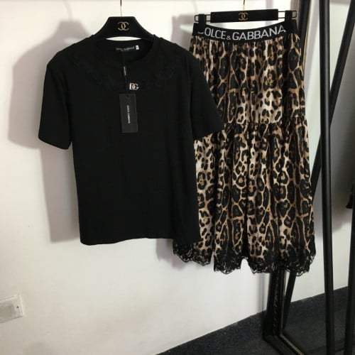 تيور مكون من بلوزه وتنوره