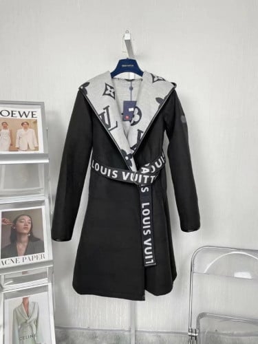 جاكيت LV متوفر اللون الاسود