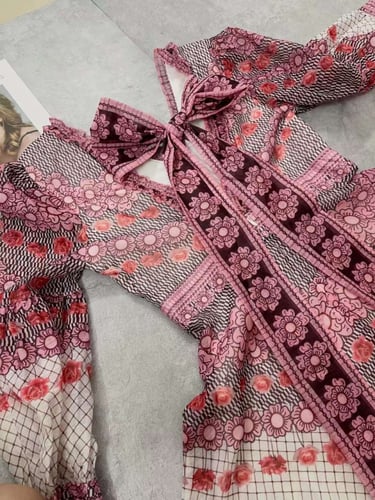 فستان فرنسي انيق بتدرجات الزهر العودي والفوشي