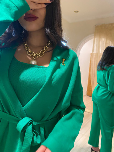 طقم مكون من جاكيت وتوب وبنطلون مزين بالبروش صوف نا...