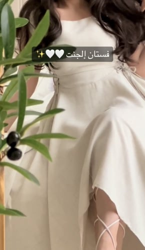 فستان فرنسي ابيض برباط جانبي من الكريستالات الانيق...